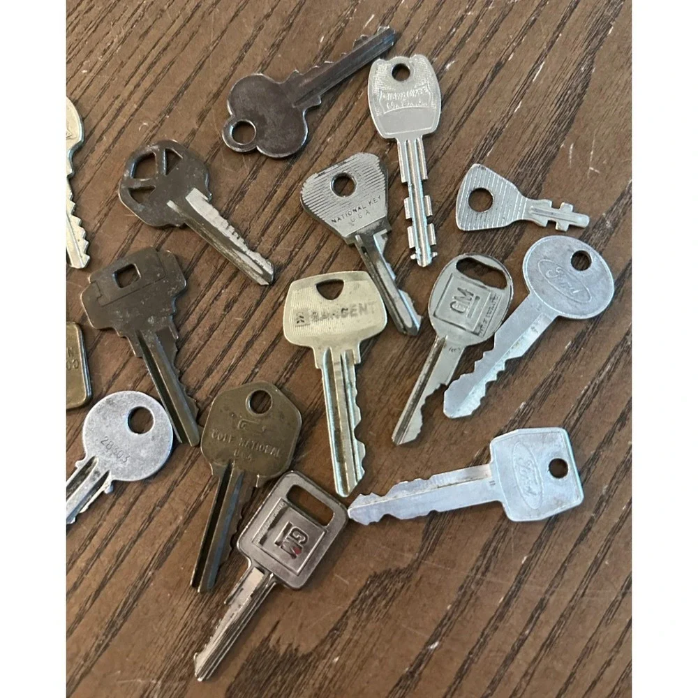 Lot Of 15‎ Vintage Brass And Steel Keys - Ford, GM, Sargent, Cole National +